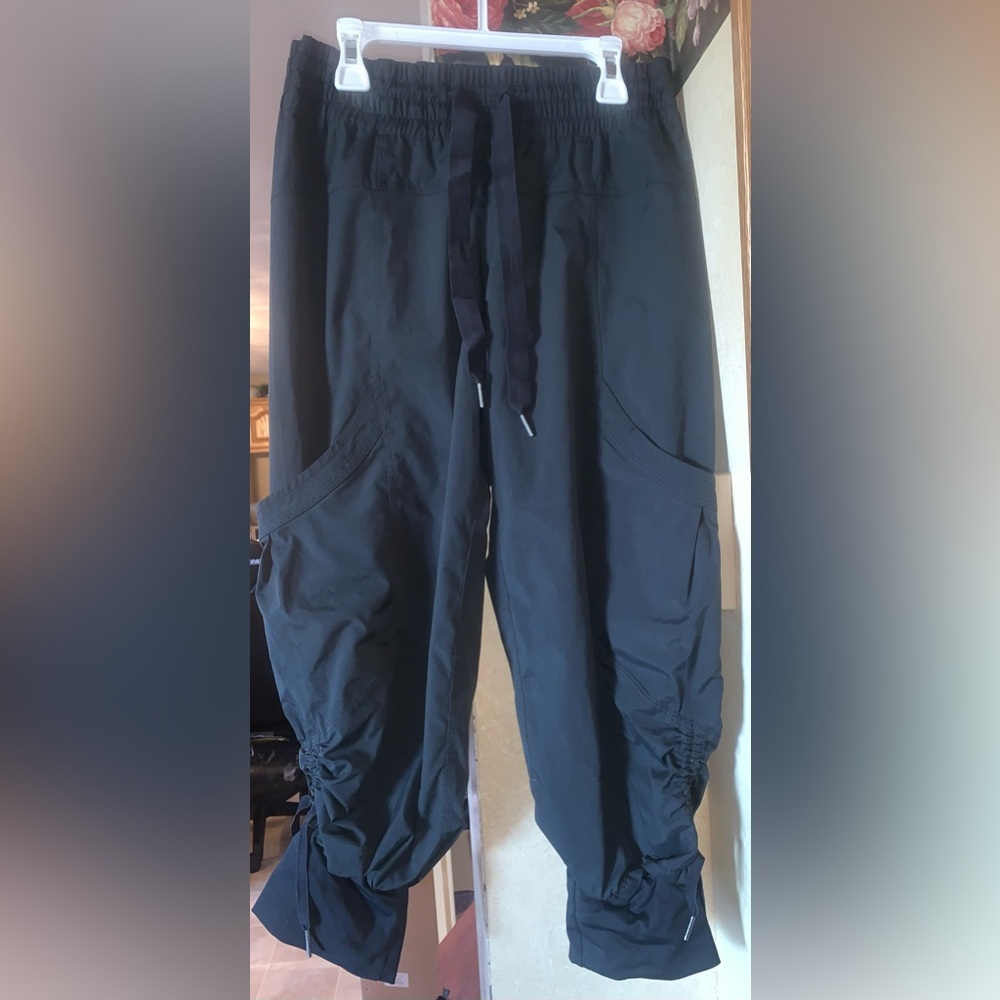 Lululemon Dance Studio Mid-Rise Crop 25"
Black size 4